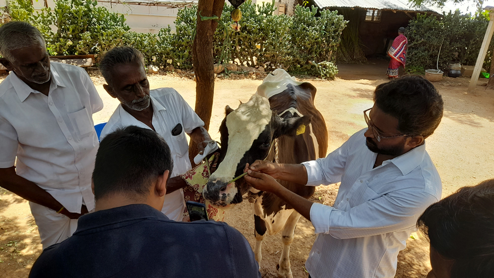 Dr. J. Tamilkumaran shows demo to the farmers