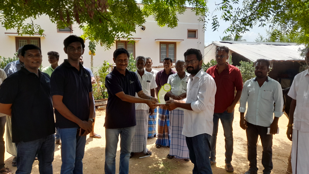 Ravi (CEO) presented memento to Madhan (Champion Farmer) at Chennimalai, Erode