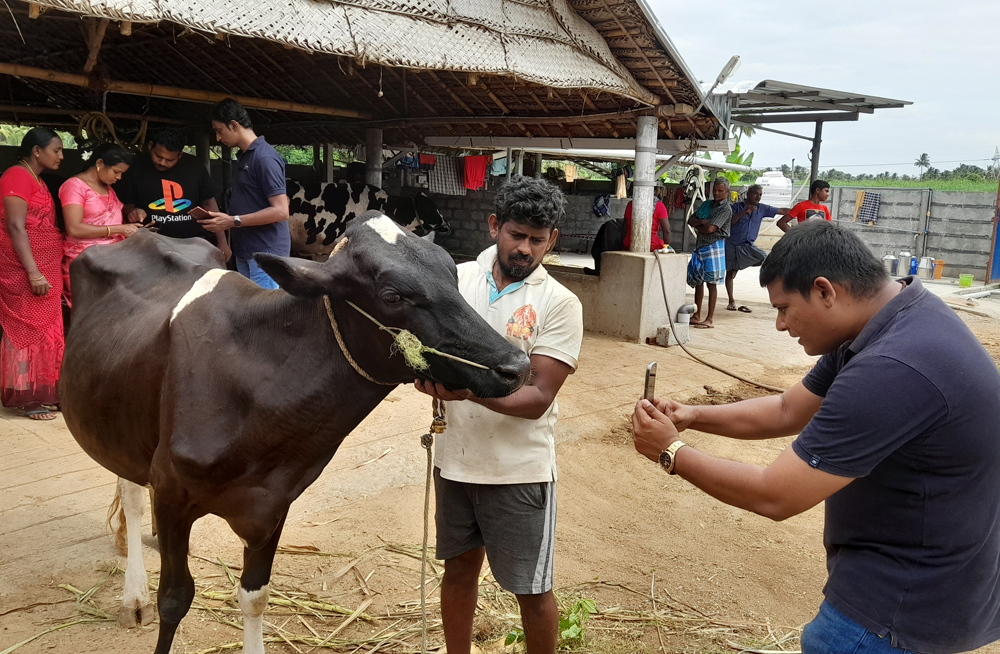 Dr. J. Tamilkumaran showing demo to the farmer