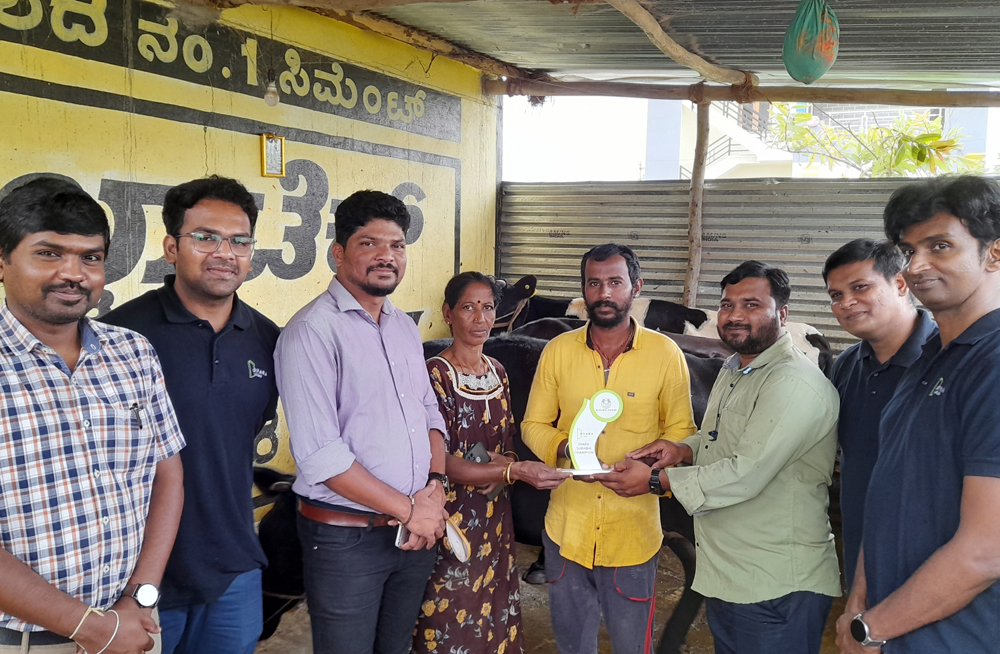 Praveen F (Champion Farmer) receives memento
