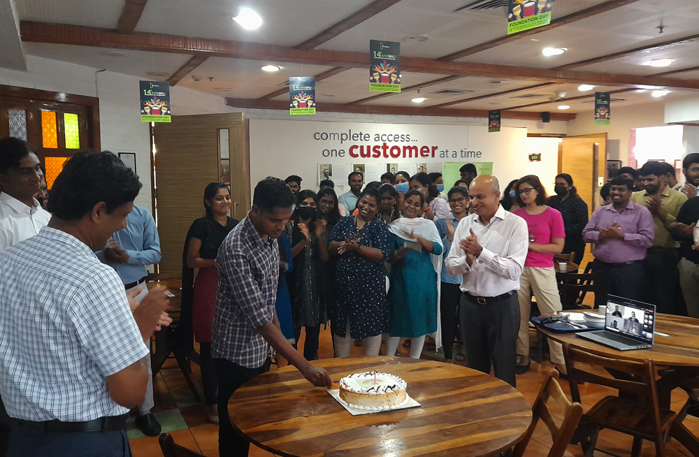 Dr. Nandha cuts the Dvara Surabhi Celebration Cake